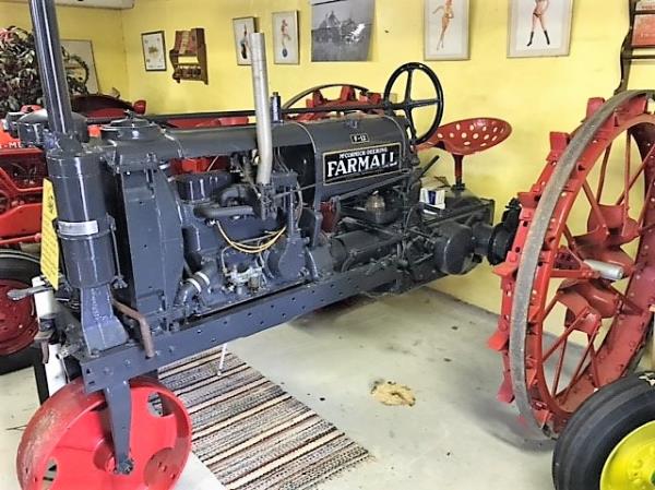 Veterantraktor - Farmall - F12. 1939. Fotogen. Järnhjul runt om. 1 hjul fram. Renoverad motor och re...